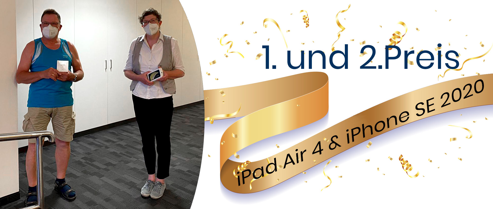 Zwei Personen mit Schutzmasken präsentieren iPhone SE und iPad Air 4 als Preise in einem Büro mit Teppichboden.​​​​​​​​​​​​​​​​​​​​​​​​​​​​​​​​​​