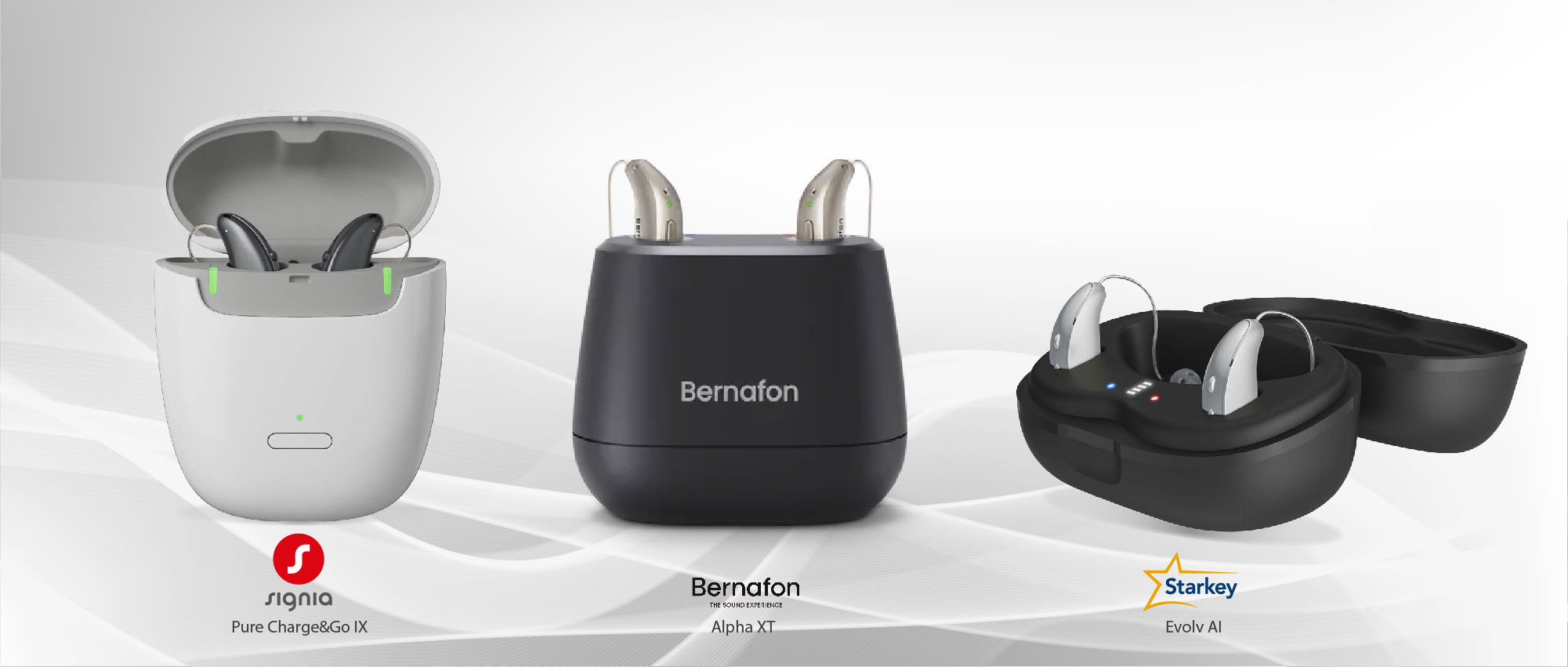 Drei moderne Hörgerätemodelle mit Ladestationen von Signia, Bernafon und Starkey auf weißem Hintergrund​​​​​​​​​​​​​​​​​​​​​​​​​​​​​​​​​​​​​​​​​​