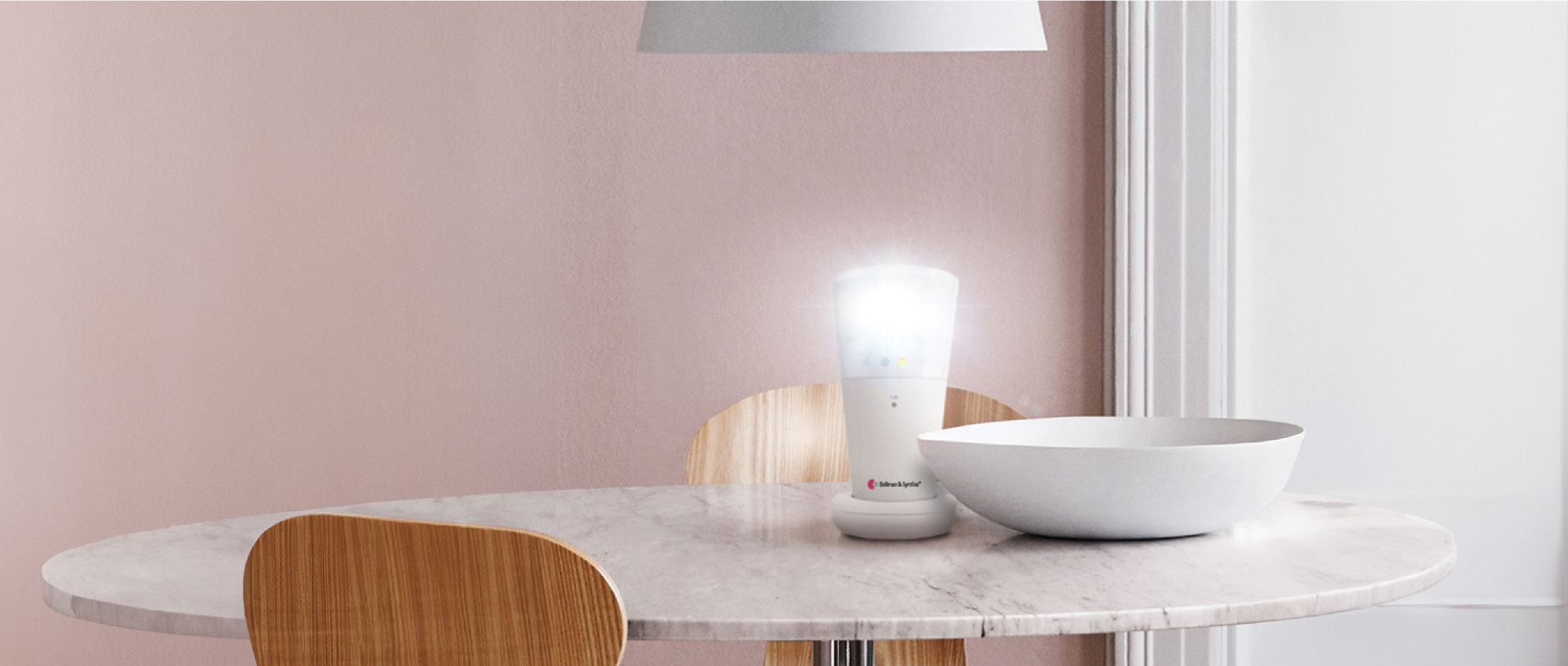 Bellman Tischblitzlampe leuchtet auf rundem Marmor-Tisch neben weißer Schale in modernem Esszimmer mit Holzstühlen.​​​​​​​​​​​​​​​​​​​​​​​​​​​​​​