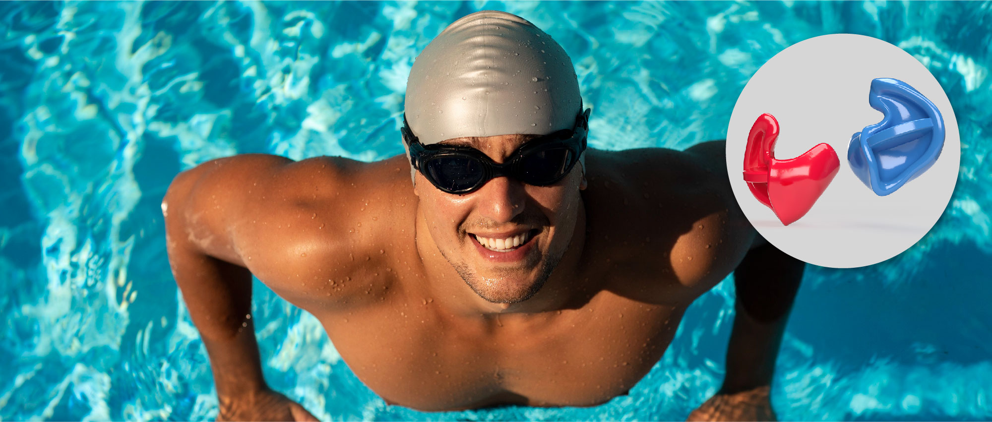 Mann mit Schwimmkappe und Schwimmbrille im Pool, daneben rote und blaue Ohrstöpsel als Gehörschutz für Schwimmer​​​​​​​​​​​​​​​​​​​​​​​​​​​​​​​​​