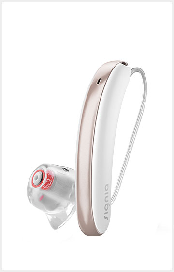 Nahaufnahme eines modernen Highend Hörgeräts mit transparentem Ohrstück und elegantem Design in Weiß und Roségold​​​​​​​​​​​​​​​​​​​​​​​​​​​​​​​​