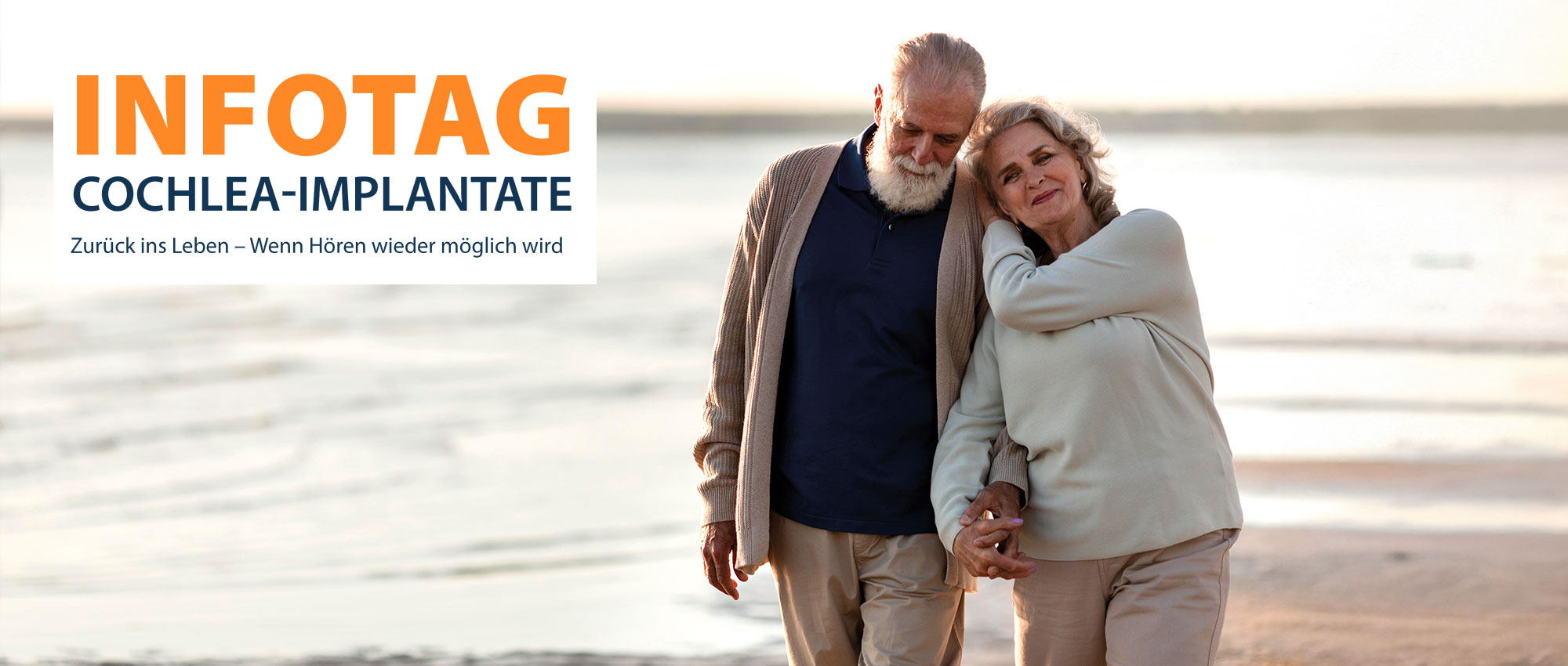 Älteres Paar hält Händchen am Strand beim Infotag Cochlea-Implantate für besseres Hören und Lebensqualität.​​​​​​​​​​​​​​​​​​​​​​​​​​​​​​​​​​​​​​