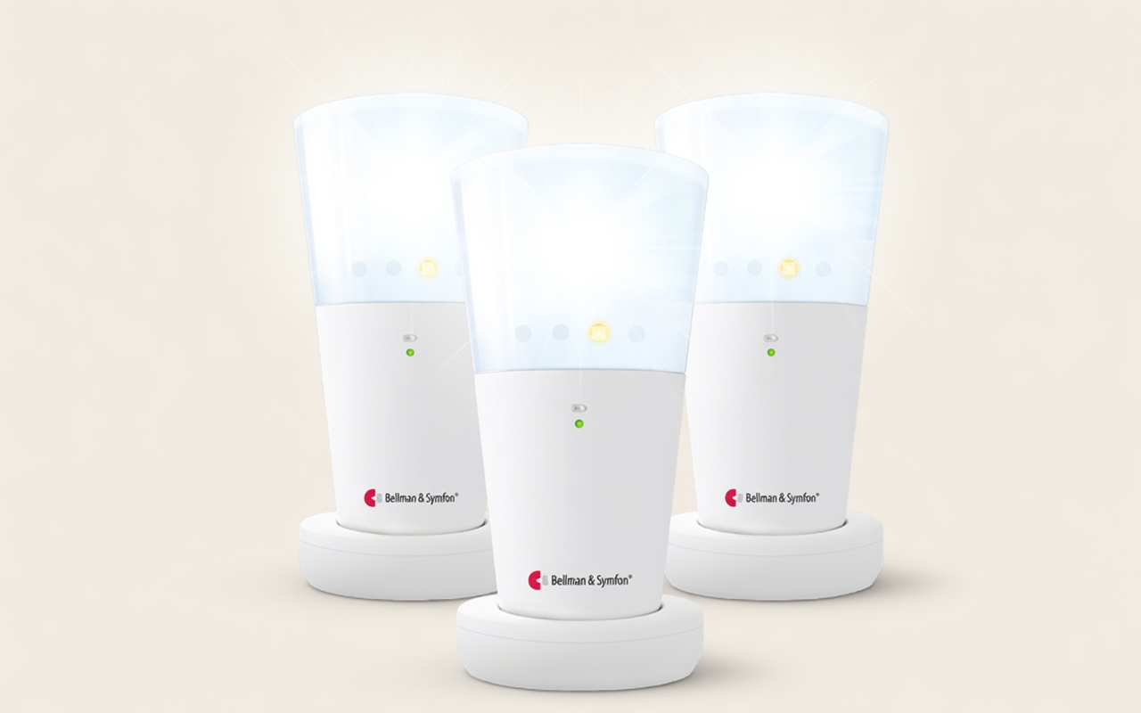 Drei weiße Lichtsignalanlagen von Bellman & Symfon auf Ladestationen vor hellem Hintergrund​​​​​​​​​​​​​​​​​​​​​​​​​​​​​​​​​​​​​​​​​​​​​​​​​​​​​​