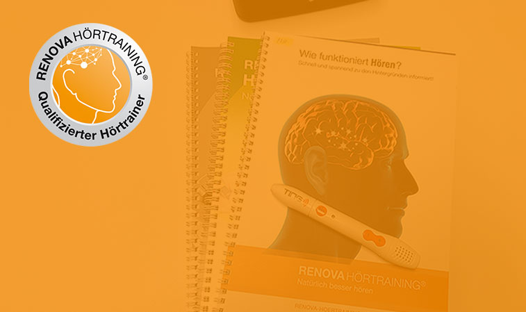 Renova Hörtraining mit Trainingsheften und elektronischem Hörgerät auf orangefarbenem Hintergrund​​​​​​​​​​​​​​​​​​​​​​​​​​​​​​​​​​​​​​​​​​​​​​​​
