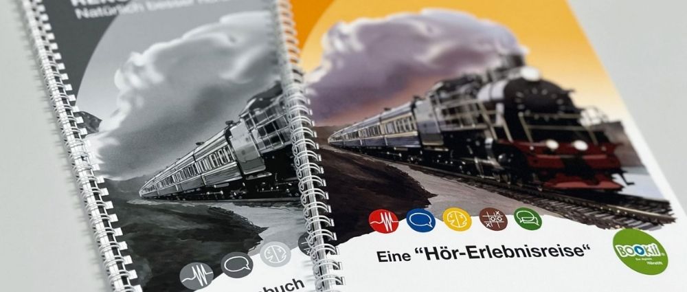 Zwei Hörbücher mit Dampflok auf dem Cover liegen nebeneinander, zeigen eine Hör-Erlebnisreise im Zugdesign.​​​​​​​​​​​​​​​​​​​​​​​​​​​​​​​​​​​​​​