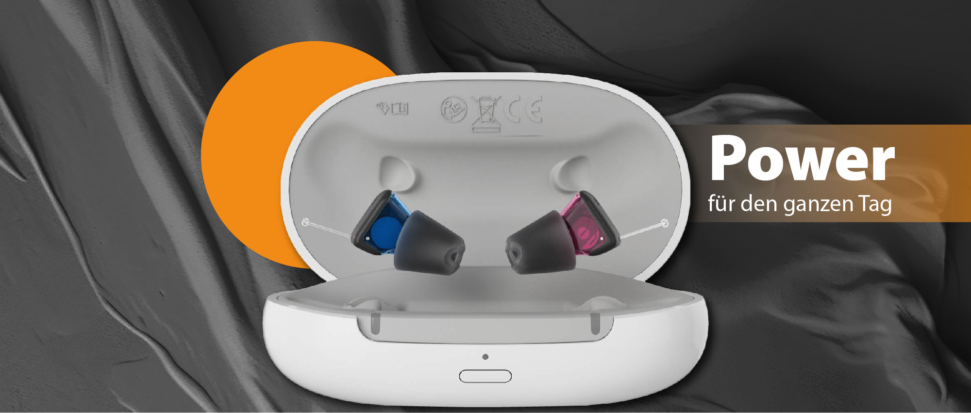 Signia Charge&Go Hörgeräte in weißem Ladeetui mit blauem und rotem In-Ear Gerät vor dunklem Stoff und orangefarbenem Kreis​​​​​​​​​​​​​​​​​​​​​​​