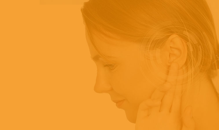 Seitenansicht einer Frau, die ihr Ohr berührt, mit digitaler Grafik für Hörgeräte und Tinnitusbehandlung​​​​​​​​​​​​​​​​​​​​​​​​​​​​​​​​​​​​​​​​​