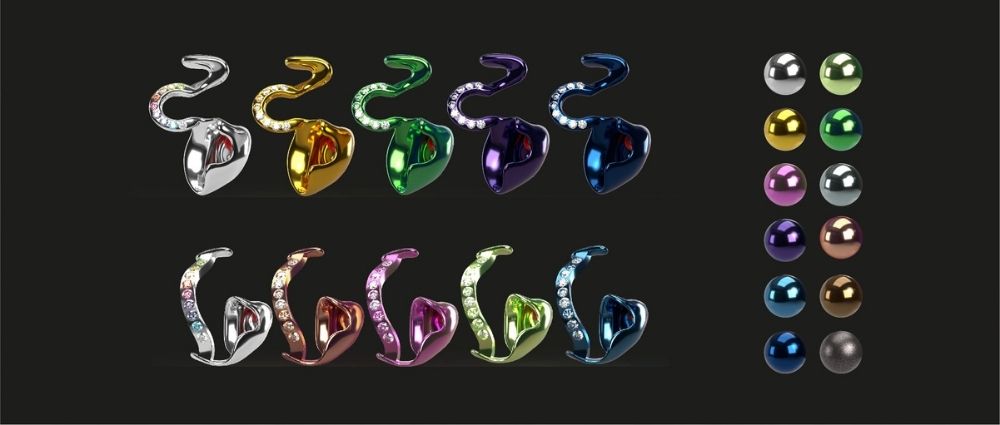 Verschiedene titanfarbene Otoplastiken in mehreren Farben und Designs auf schwarzem Hintergrund, medizinisches Zubehör​​​​​​​​​​​​​​​​​​​​​​​​​​​