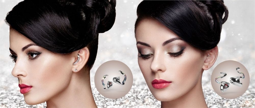 Nahaufnahme einer Frau mit Titan Harmony Piercing am Ohr vor glitzerndem Hintergrund, Schmuck im Fokus.​​​​​​​​​​​​​​​​​​​​​​​​​​​​​​​​​​​​​​​​​​