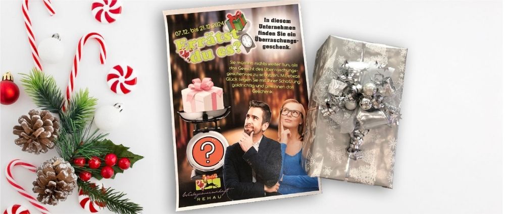 Flyer für Weihnachtsgewinnspiel mit Geschenk, Tannenzweigen, Zuckerstangen und roten Beeren auf weißem Hintergrund​​​​​​​​​​​​​​​​​​​​​​​​​​​​​​​