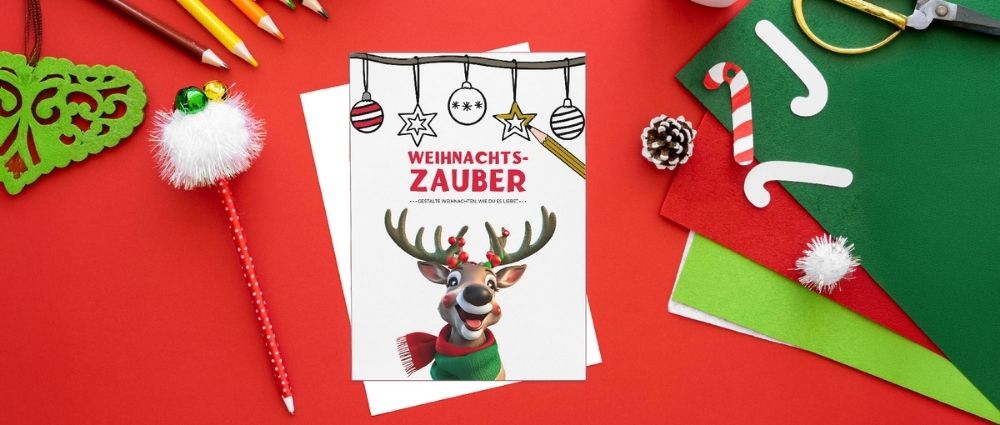 Bastelmaterial mit Weihnachtskarte, Rentiermotiv, Filz, Buntstiften und Schere auf rotem Untergrund für Weihnachtsmalzauber.​​​​​​​​​​​​​​​​​​​​​